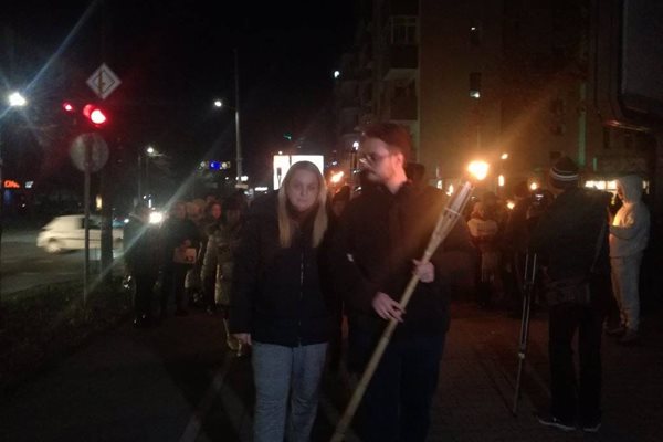 Стефка Терзийска и синът й Коста Козас водят факелното шествие в Благоевград
СНИМКА: Тони Маскръчка