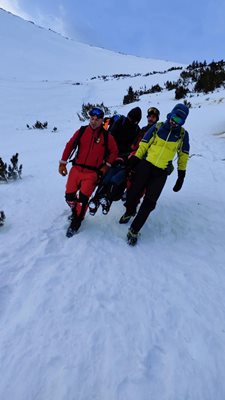 Планински спасители от отряда на ПСС в Добринище помогнаха на туристка в Пирин. СНИМКИ: ПСС - Добринище