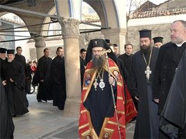 Дядо Николай води участниците в епархийския събор в Пловдив. За него дойде и отец Боян Саръев (вдясно). 
СНИМКА: НАТАША МАНЕВА