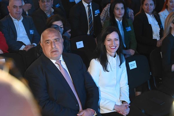 Лидерът на ГЕРБ Бойко Борисов и вицепремиерът и външен министър Мария Габриел седят един до друг на националното съвещание на ГЕРБ.