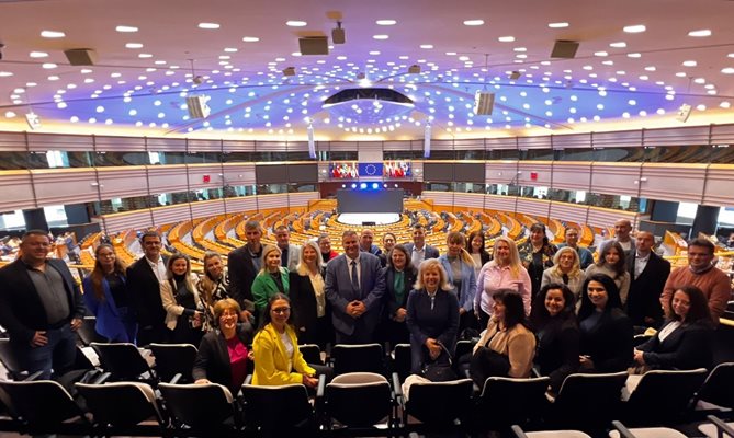 Емил Радев посреща българска делегация в сградата на Европарламента.