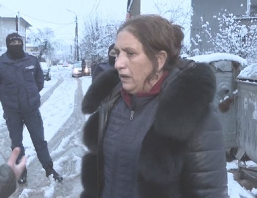 Бабата на убитото момче - Олга Томова, разказва, че то било намерено само по слипове, полицията нито потвърждава, нито отрича.
