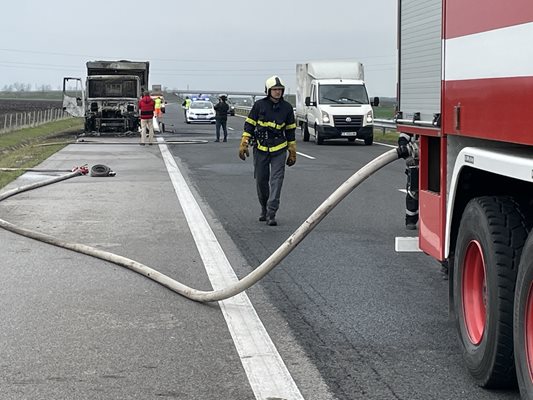  Возилото било на метан и имало опасност бутилките с гориво в него да се взривят, но дошлите на място пожарникари предотвратили тази вероятност.