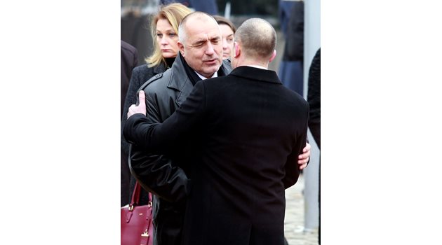 2017 г.: По време на церемонията по встъпването му в длъжност Румен Радев се ръкува и прегърна с Бойко Борисов, тогава премиер в оставка.