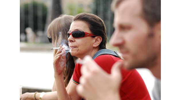 СТРАСТ: Едва ли заклетите пушачи ще се откажат от любимото занимание.