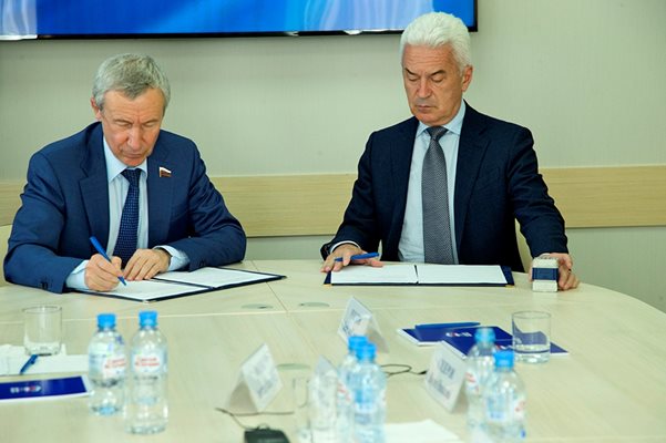 Сидеров и заместник-секретарят на Генералния съвет на  управляващата партия в Русия Андрей Климов подписаха протокол за  резултатите от срещата на АТАКА и "Единна Русия" и очертаха  сътрудничеството на двете партии
