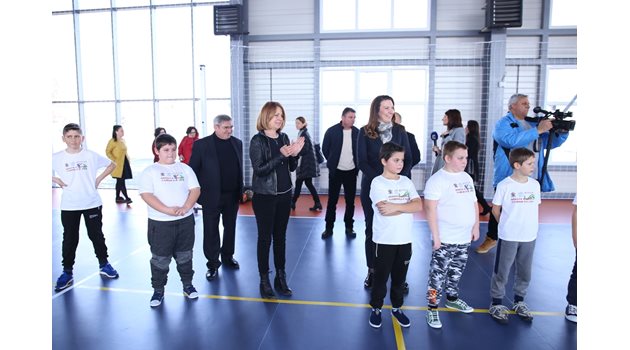 Столичният кмет Йорданка Фандъкова провери новият физкултурен салон на 176-о училище в Негован.

СНИМКА: ГЕОРГИ АЛЕКСИЕВ