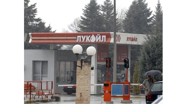 ВЪТРЕШЕН ЧОВЕК: В базата на НСО има бензиностанция на "Лукойл".
