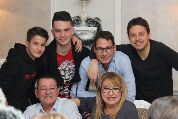 Маргарита Хранова със съпруга си, синовете им и големите внуци