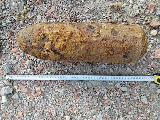 Корозиралият снаряд е намерен при извършване на изкопни дейности в района на гара Елин Пелин.
Снимка: Министерство на отбраната
