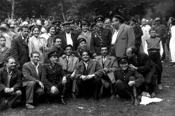 Тодор Живков (в средата с каскета) с актьори от Сатиричния театър, сред които са Парцалев, Калоянчев, Нейчо Попов, Енчо Багаров, Саркис Мухибян и др