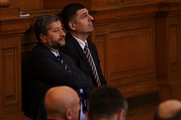 Вносители на законопроекта са депутати от "Демократична България" сред които Христо Иванов и Ивайло Мирчев. 

СНИМКА: РУМЯНА ТОНЕВА