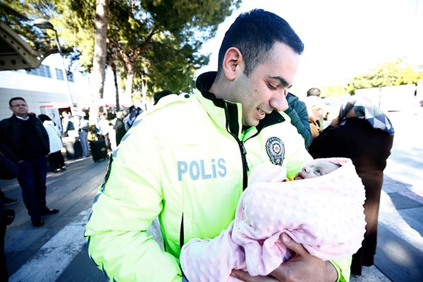 Полицаи се грижат за евакуирани сираци