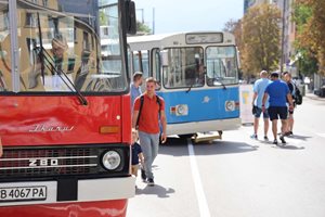 Деца се радват на стари автобуси и тролейбуси в центъра на София (Видео, галерия)