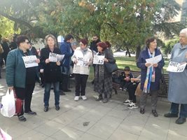 Десетки на протест пред съда в Благоевград заради зверски побой над бизнесдама