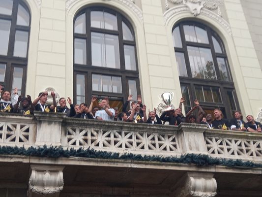 Футболистите и кмета Костадин Димитров показаха купата пред феновете.