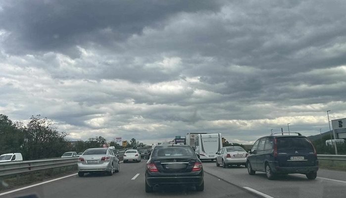 Военен камион удари кола в аварийната лента на магистрала "Тракия"