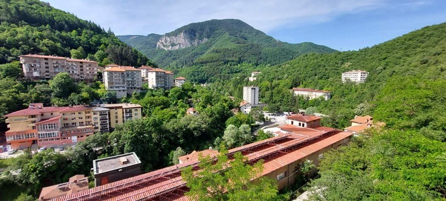 В Нареченски бани има действащи 3 източника на минерална вода с общ дебит от 300 литра в минута.