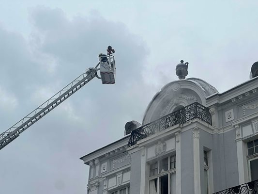 Пожарът в емблематичната къща на д-р Пенчо Братанов лумна преди обед.