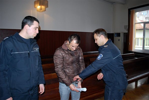 Асенов (вляво) се държа спокойно на заседанията на съда в Хасково, макар да бе с наведена глава пред фоторепортерите. 
СНИМКА: АВТОРЪТ