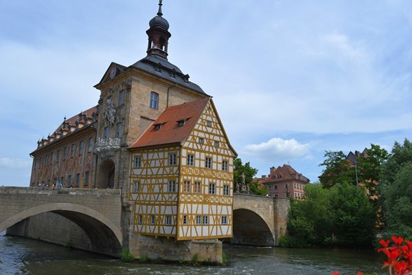 Старото кметство е построено върху изкуствен остров на река Регниц и е емблематична забележителност.