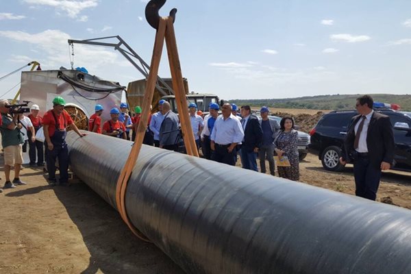 Премиерът Бойко Борисов и министърът на енергетиката Теменужка Петкова инспектират строителството на газопровода Лозенец-Недялско на 17 август миналата година.
