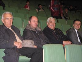 Иван Вуцов (в средата) гледа първата среща от турнира за ветерани в чест на неговата 70-годишнина.
СНИМКА: АВТОРЪТ