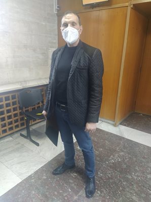 С 20 кг олекнал се появи днес кметът на Калояново Георги Георгиев в пловдивския апелативен съд. 