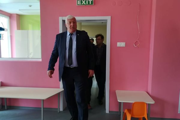 Здравко Димитров огледа новата детска градина "Перуника". Там отговори защо вчера не е бил с премиера, който посети Пловдив. 