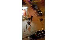 Виж как охранители на казино в София стрелят с пистолет по табели, въпреки преминаващите коли