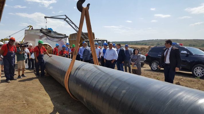 Премиерът Бойко Борисов и министърът на енергетиката Теменужка Петкова инспектират строителството на газопровода Лозенец-Недялско на 17 август миналата година.