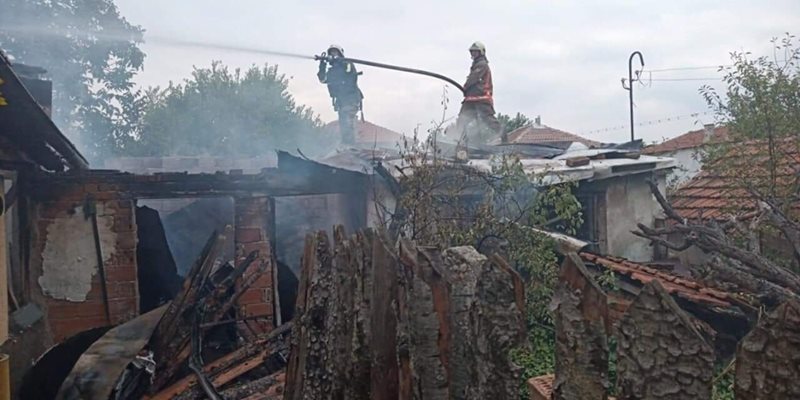 Три екипа огнеборци са гасили пламъците в дома на Минчо