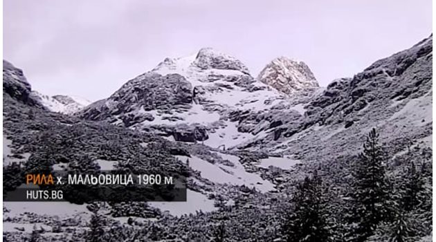 На връх Мальовица също вали сняг. СНИМКА: УЕБКАМЕРА