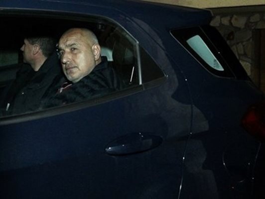 Отвеждат Бойко Борисов с полицейска кола от Банкя Снимка: Ройтерс