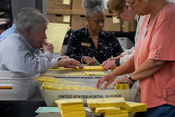 Служители обработват бюлетини след затваряне на избирателните секции в Джорджия.

СНИМКИ: РОЙТЕРС