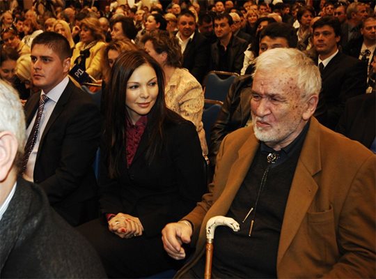 Поетът Любомир Левчев седна до учредителката на ГОРД и бивш депутат от НДСВ и “Новото време” Юлияна Дончева.