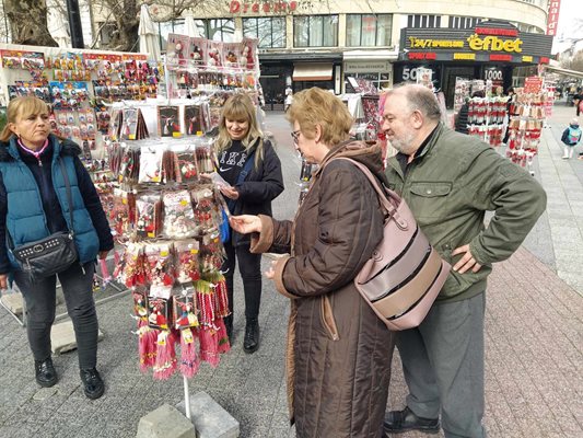 Семейства оглеждат и купуват мартеници.