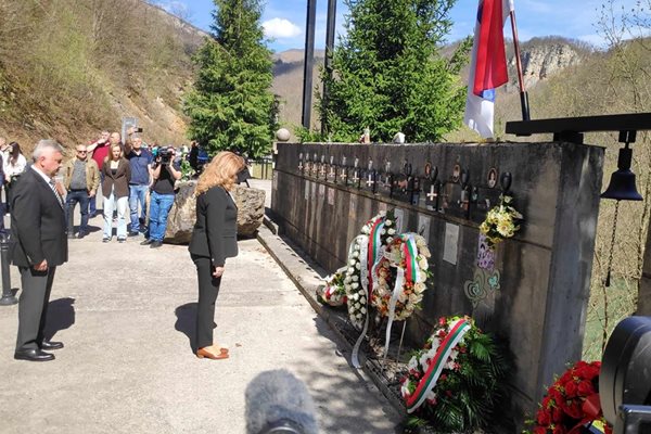 вицепрезидентът Илияна Йотова на възпоменанието за годишнината от трагедията, в която загинаха 12 български ученици.
Снимка; Авторът