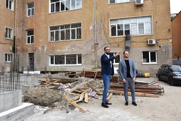 Владимир Темелков и Пламен Стоилов оглеждат ремонтни дейности.
