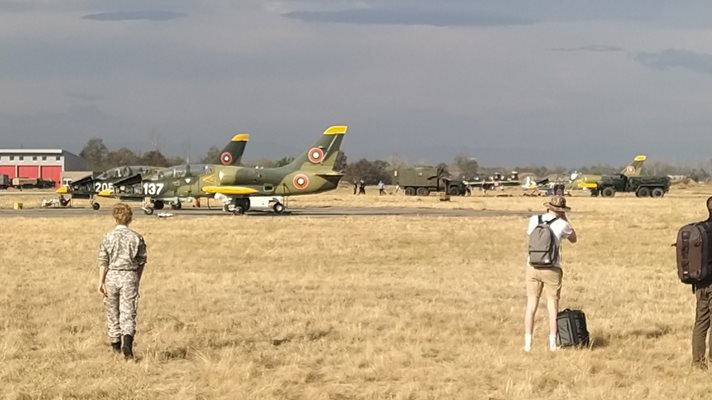 Самолети L-39 в Граф Игнатиево, единият от които падна при тренировка.