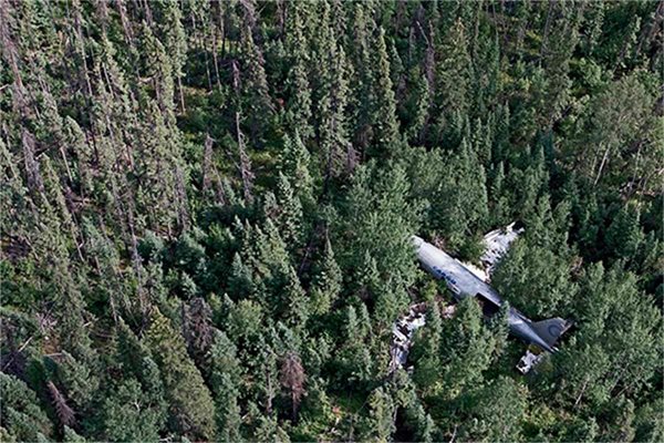 Curtiss C46 Commando (отново), изгубил мощност и в гората. Всички оцелели, 1977 г.