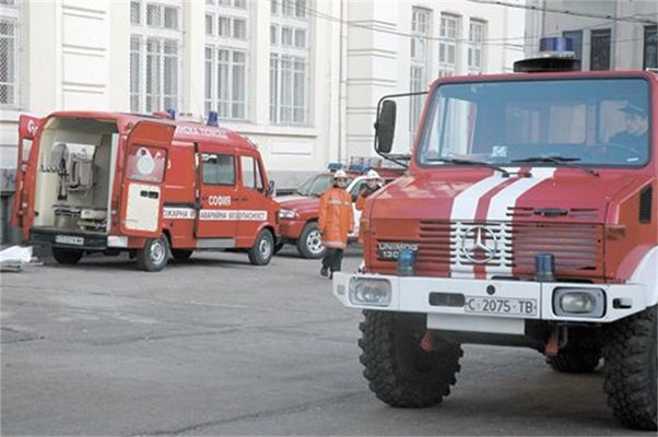 Пожарникари гасят здравната инспекция в Пловдив