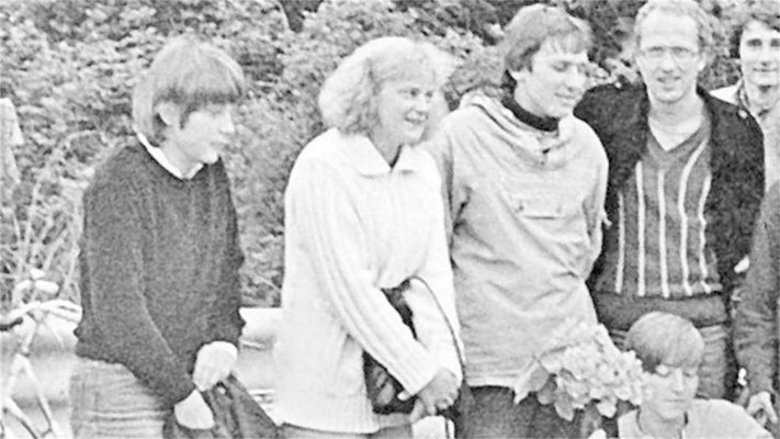 Ангела Меркел (първата вляво) заедно с бившия си началник Остен (третият отляво) по време на ваканция