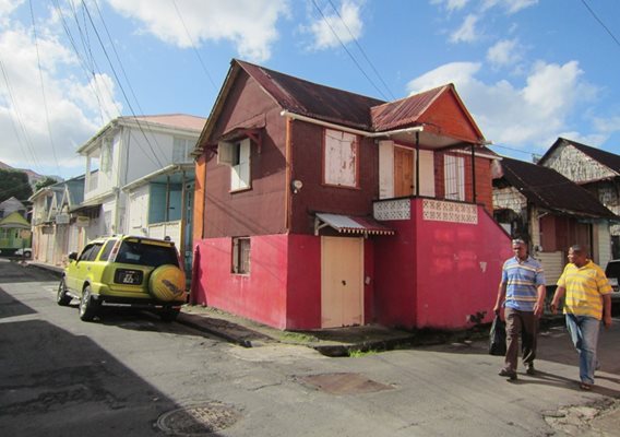 Много от къщите в Доминика са малки и паянтови, но заради цветовете, в които са боядисани, изглеждат като притежание на най-щастливите хора на планетата.