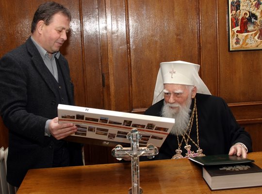 22 декември 2006 г. - Николай Москов подарява на патриарх Максим календар на “24 часа” с 24-те чудеса на България.