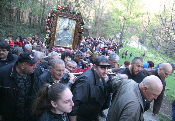 Вярващите извървяват близо 4 км пеша от манастира до местността Клувията