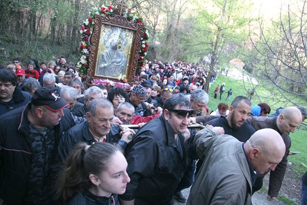 Вярващите извървяват близо 4 км пеша от манастира до местността Клувията