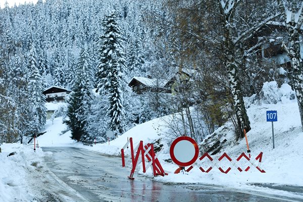 Свлачища, лавини и спирания на тока
в Австрия заради обилните валежи