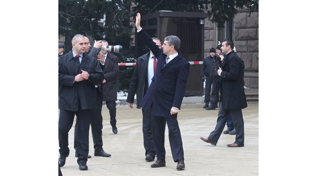 Росен Плевнелиев маха на хората пред президентството след като мандатът му официално е приключил