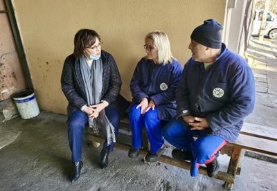 Нинова разговаря с работници във Вазовските Машиностроителни заводи в Сопот. Снимка БСП
